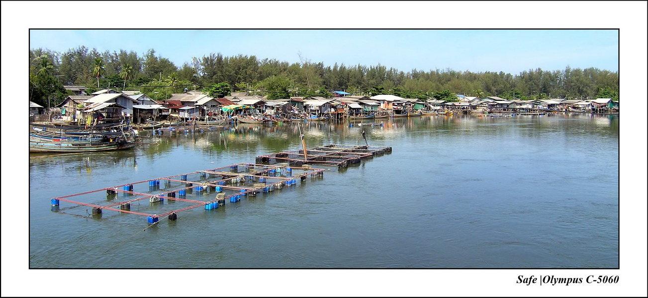 2005 - 07 - Narathiwat - village 2.JPG